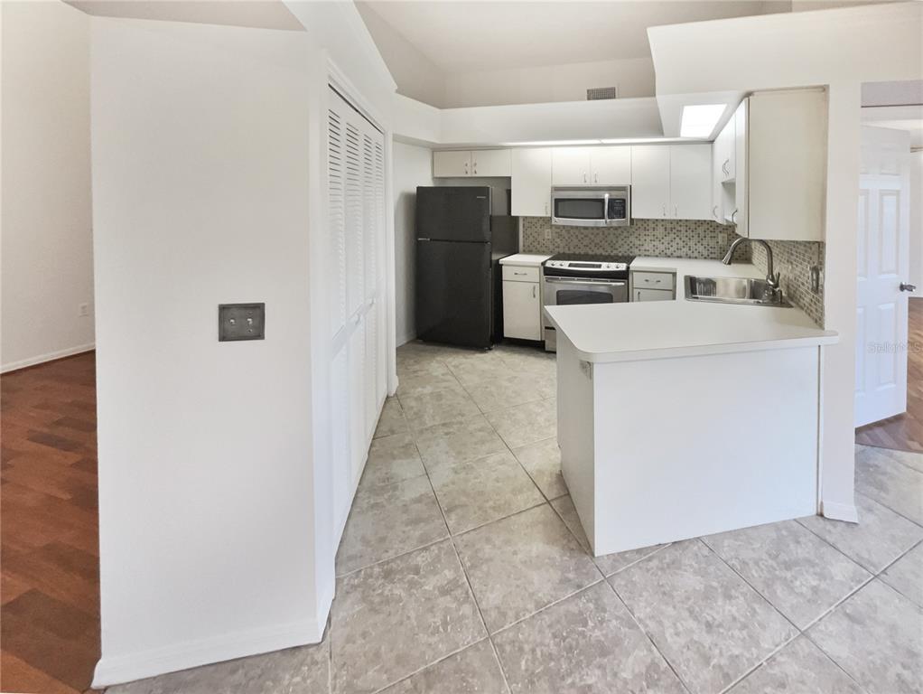 605 Sand Ridge Drive Valrico, FL 33594 - Photo 8 of 26 a kitchen with refrigerator and oven