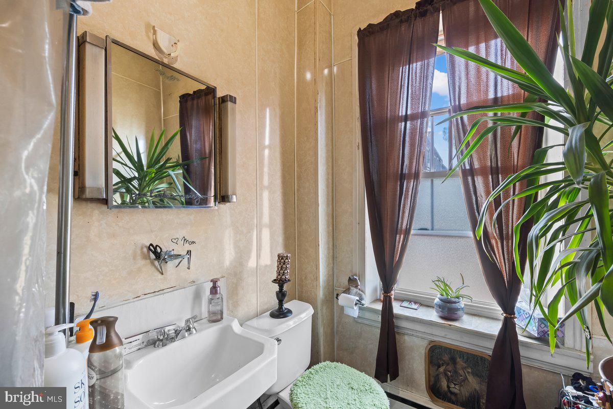 827 Chestnut Street Lebanon, PA 17042 - Photo 22 of 30 Unit 2 Full Bathroom