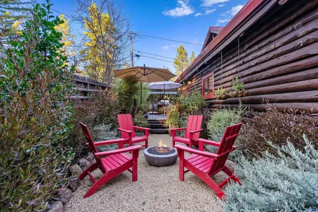 a view of an outdoor space with sitting area