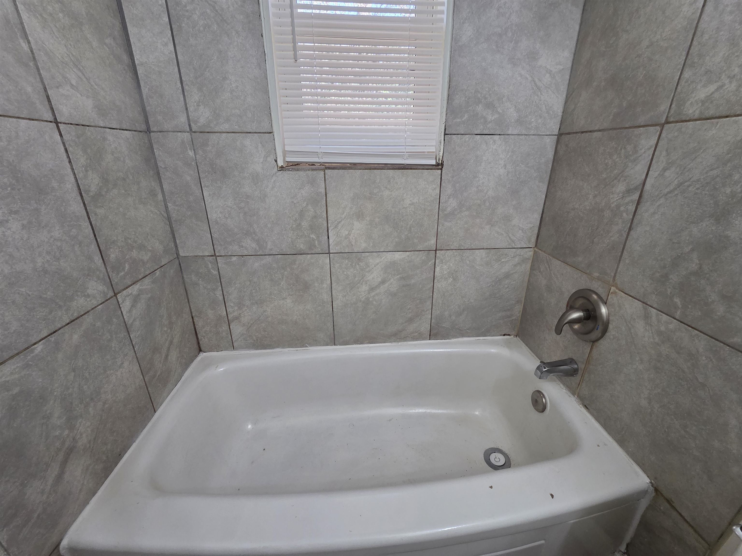 4638 Appleville Street Memphis, TN 38109 - Photo 19 of 23 a bathroom with a bathtub