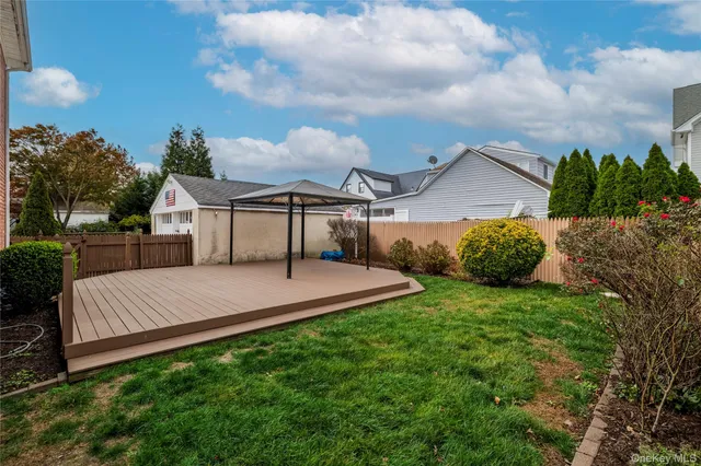 a view of a house with a yard and plants