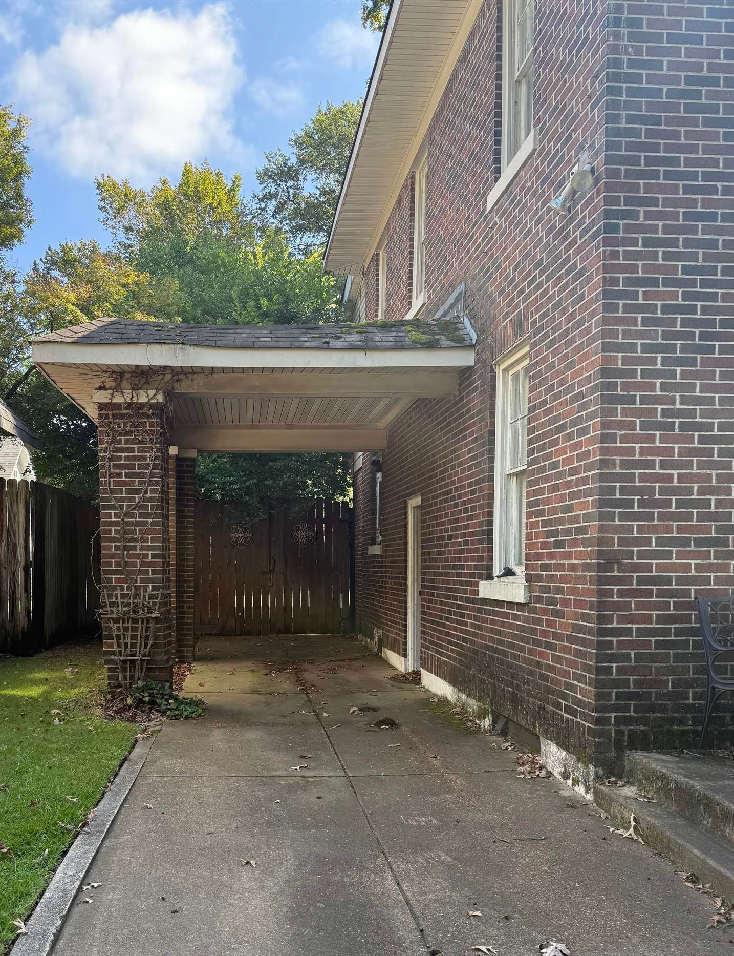 780 North Trezevant Street Memphis, TN 38112 - Photo 3 of 6 a front view of a house with a garden