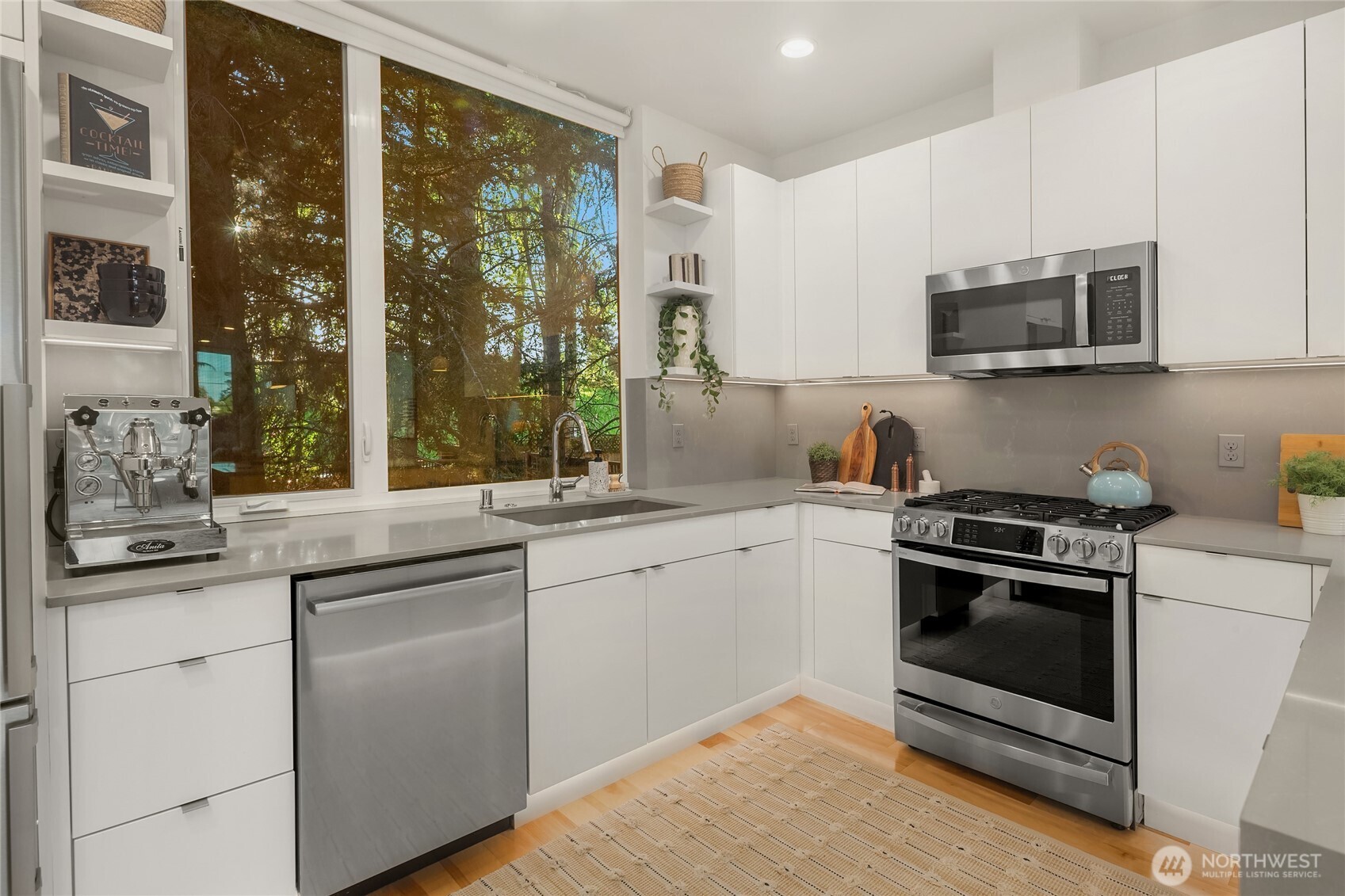 3611 Whitman Avenue North Seattle, WA 98103 - Photo 5 of 40