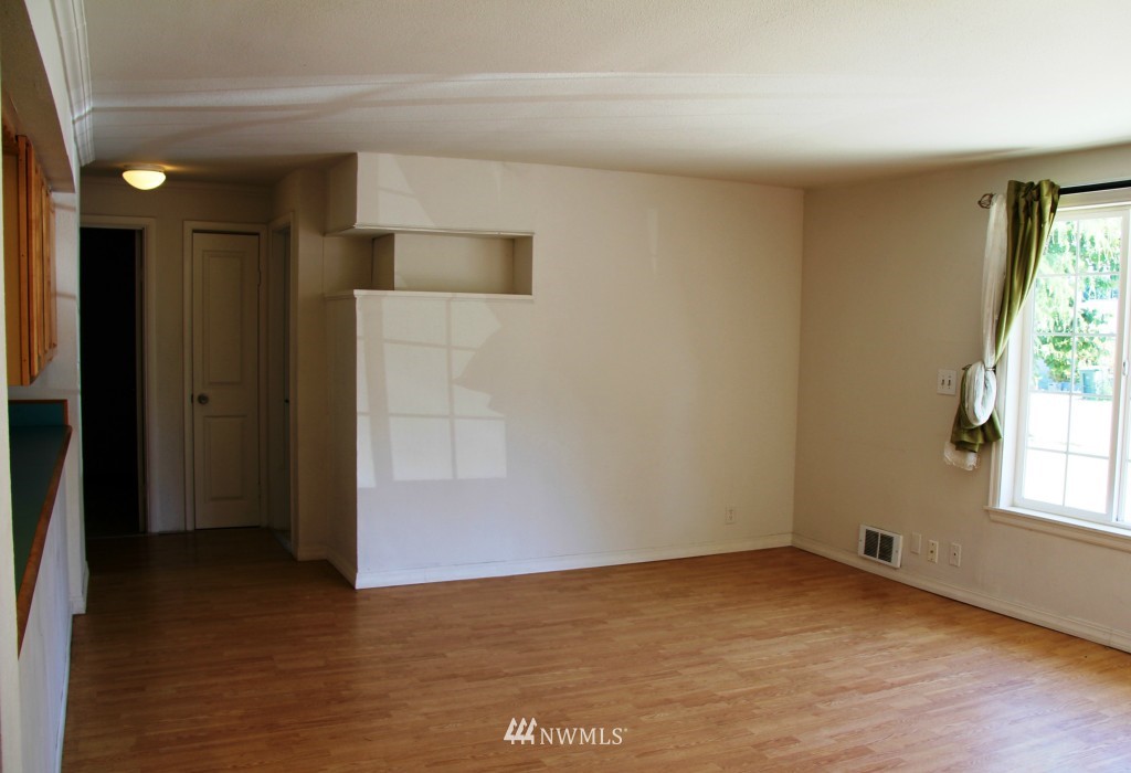 7819 203rd Street Southwest Edmonds, WA 98026 - Photo 2 of 15 Gallery Image 2