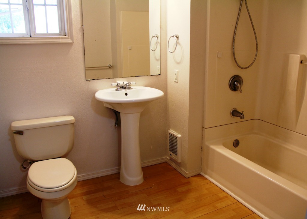 7819 203rd Street Southwest Edmonds, WA 98026 - Photo 11 of 15 Gallery Image 11