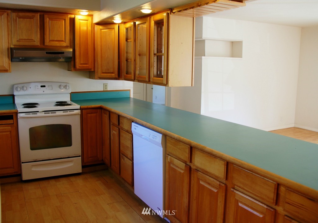 7819 203rd Street Southwest Edmonds, WA 98026 - Photo 4 of 15 Gallery Image 4
