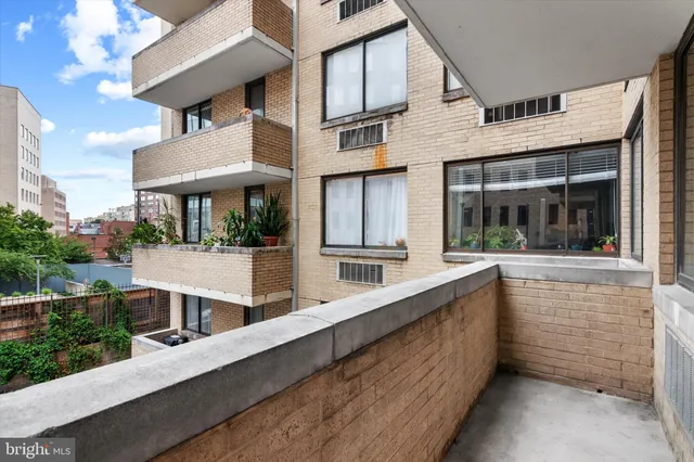 a large building with a lot of windows