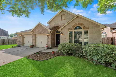 a view of a front of house with a yard