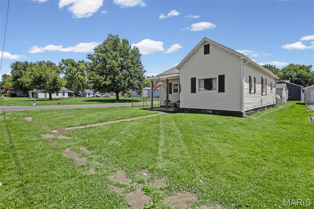 1001 South Macoupin Street Gillespie, IL 62033 - Photo 3 of 38