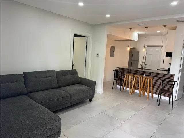 $2,400 | 2201 Greene Street, Unit 2, Hollywood, FL 33020