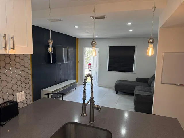 $2,400 | 2201 Greene Street, Unit 2, Hollywood, FL 33020