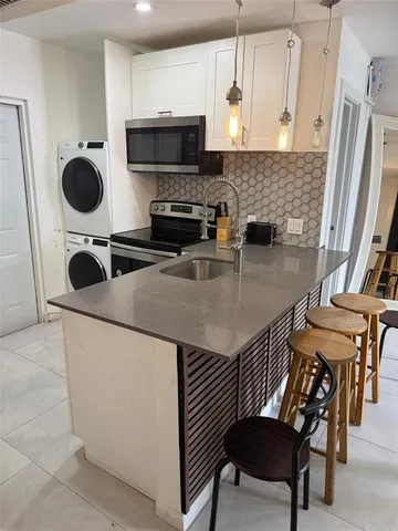 $2,400 | 2201 Greene Street, Unit 2, Hollywood, FL 33020