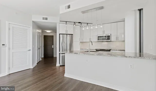 $4,079 | 8300 Wisconsin Avenue, Unit 2B1806, Bethesda, MD 20814