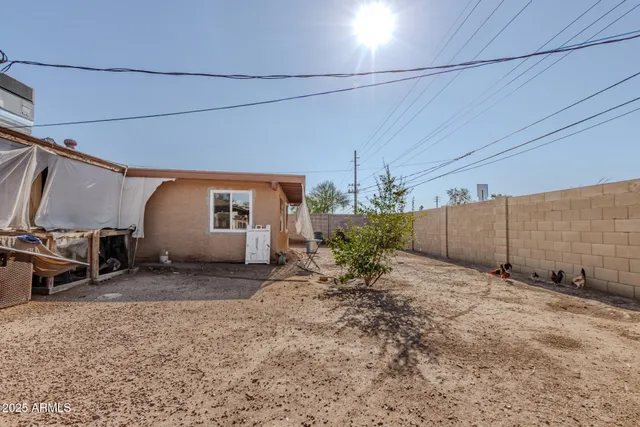 a view of a backyard