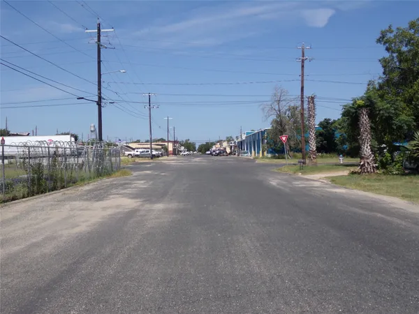 $30,000 | 305 East Post Office Street, Weimar, TX 78962