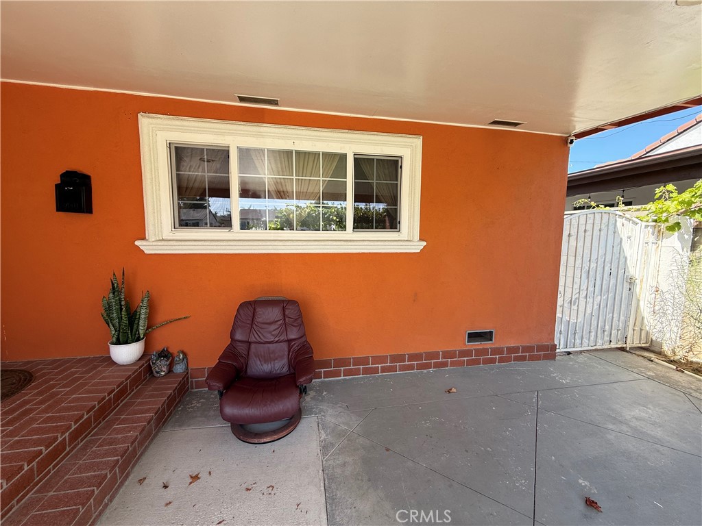 1014 North Daisy Avenue Santa Ana, CA 92703 - Photo 5 of 27 a room with a chair