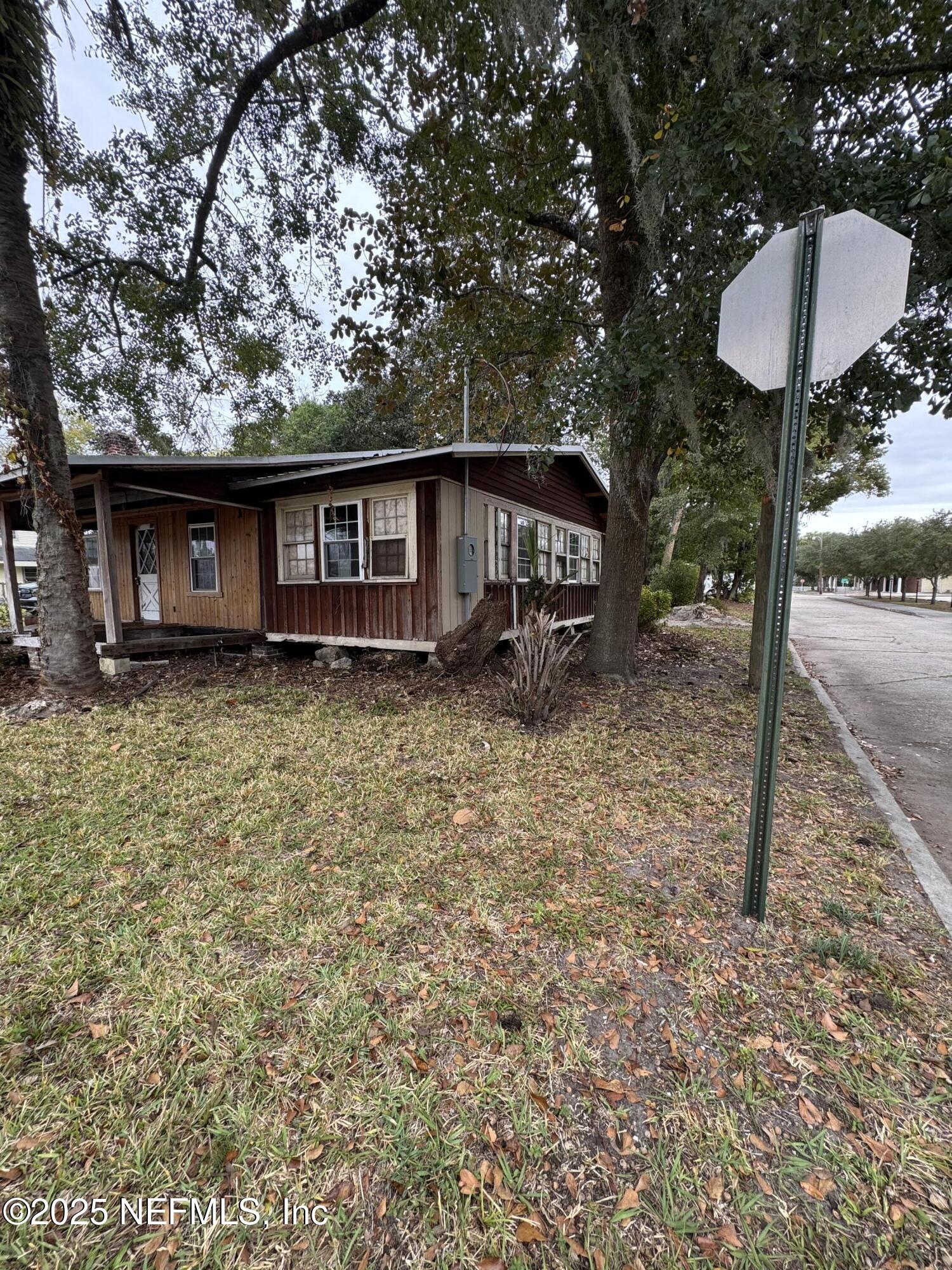 312 South Church Street Starke, FL 32091 - Photo 16 of 18 a backyard of a house with table and chairs