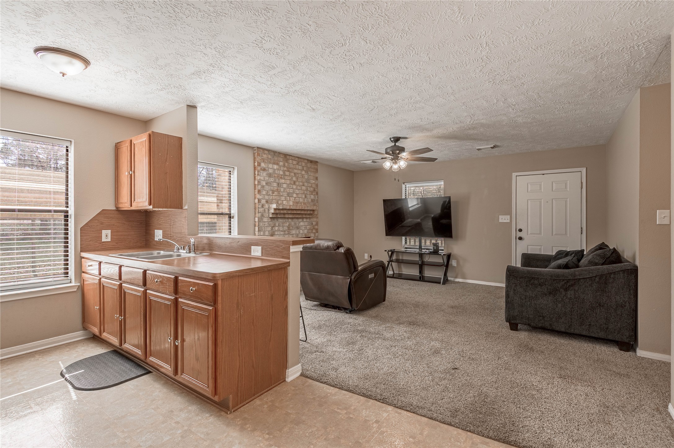 2 Brown Road Huntsville, TX 77320 - Photo 9 of 28 a living room with furniture and a flat screen tv