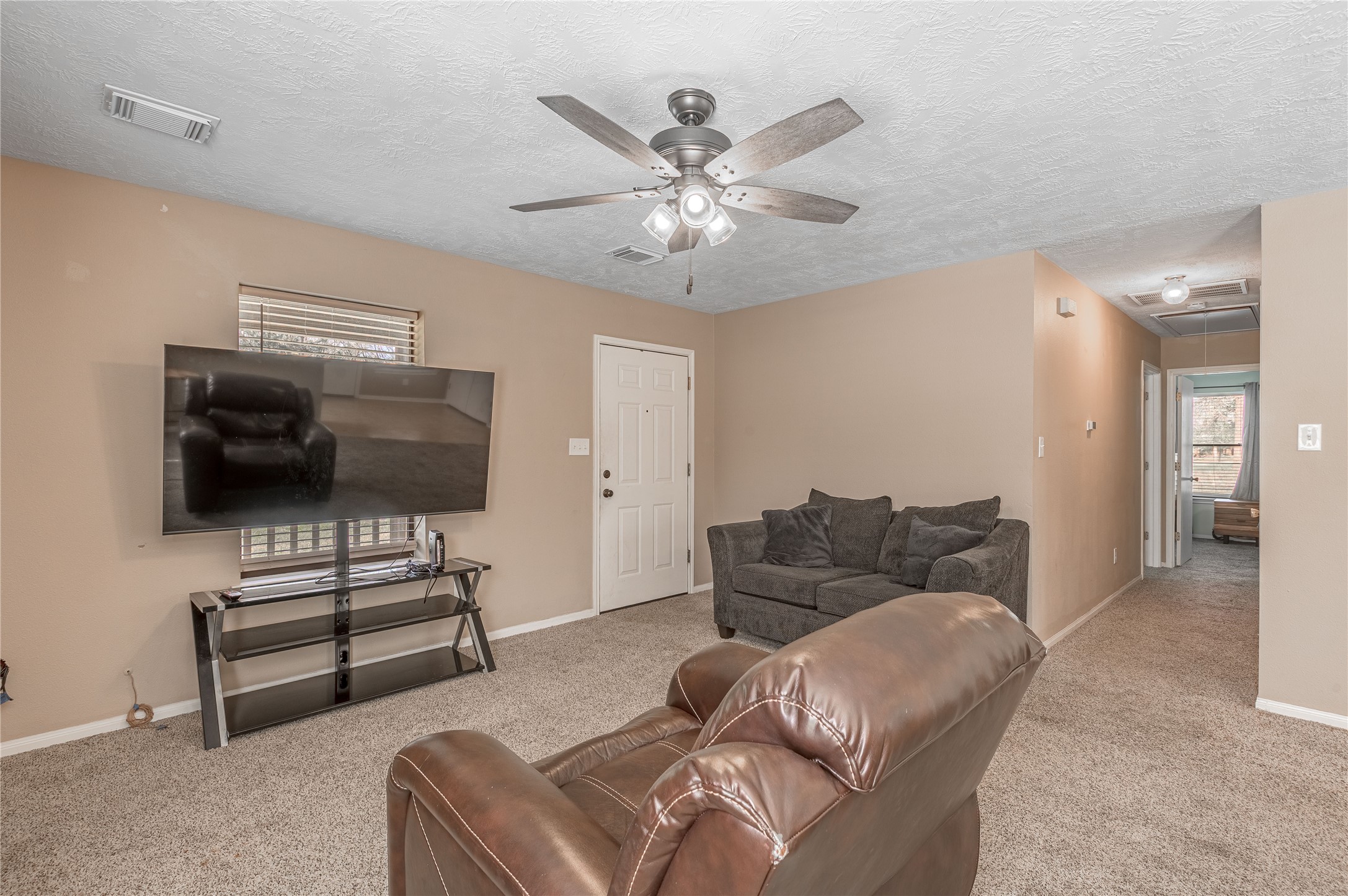 2 Brown Road Huntsville, TX 77320 - Photo 10 of 28 a living room with furniture and a flat screen tv