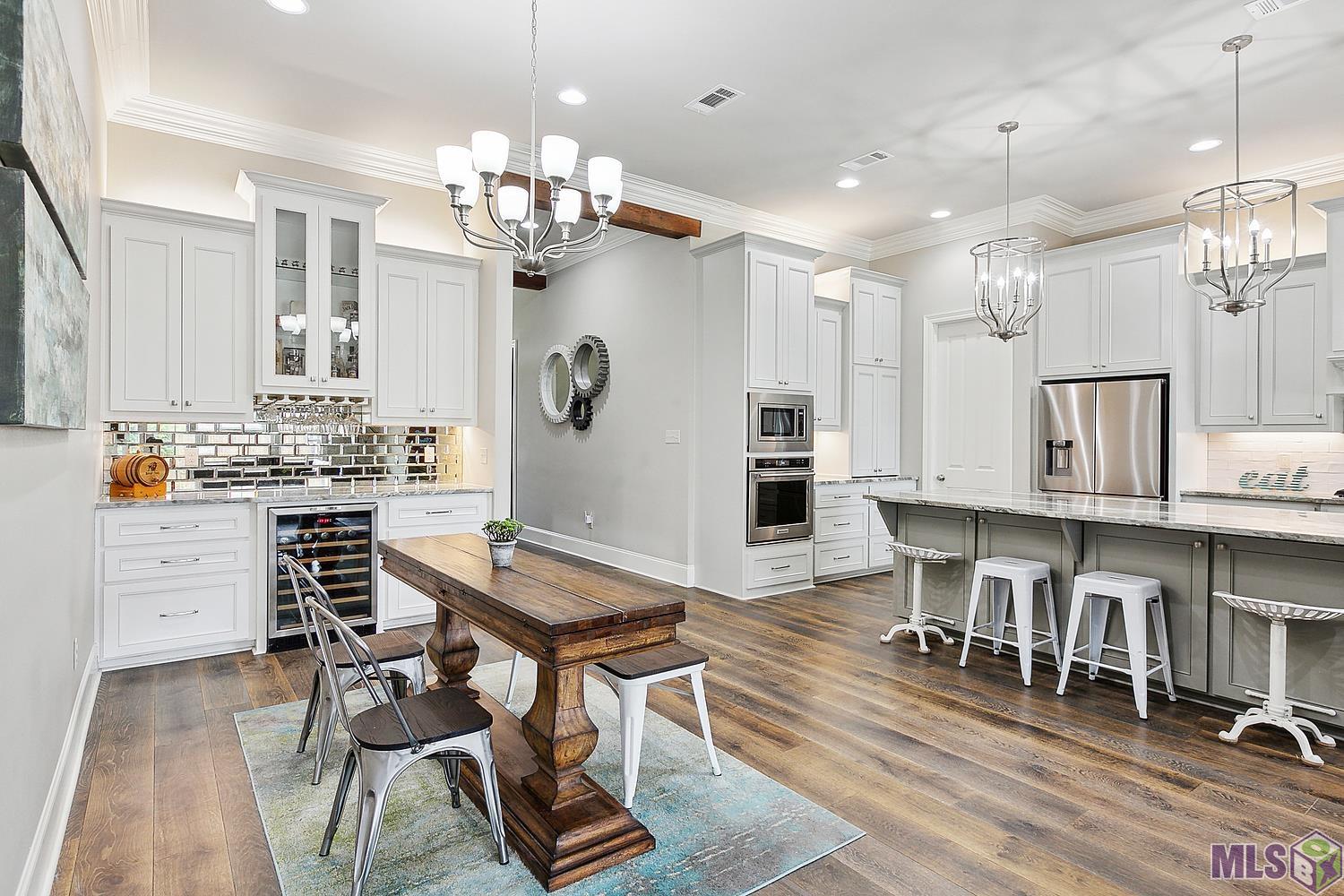 15536 Linden View Road Baton Rouge, LA 70817 - Photo 5 of 20 Sophisticated Bar Area & Dining