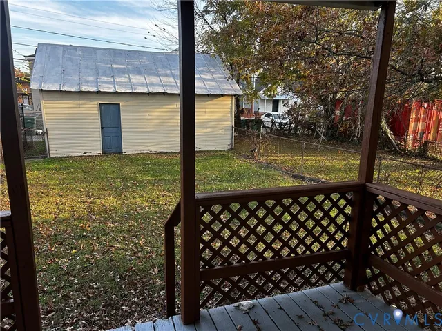 a view of a backyard