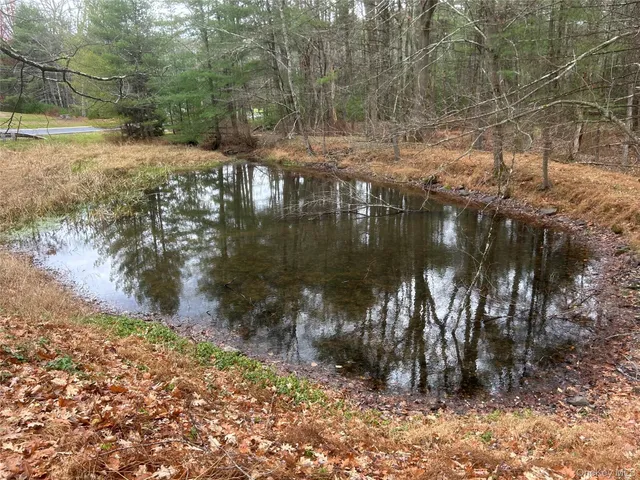 a view of entryway with an ocean