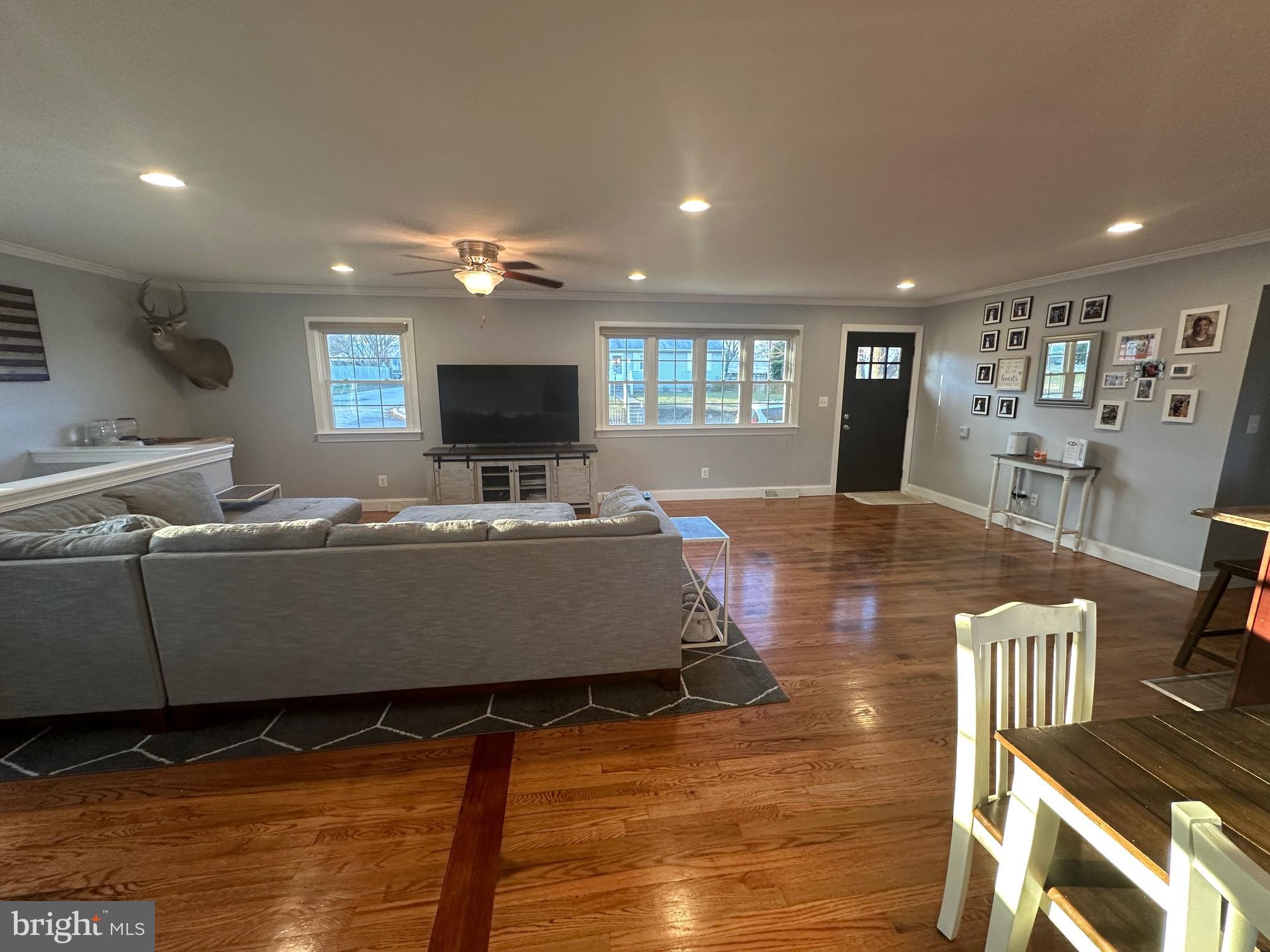 231 Inlet Drive Pasadena, MD 21122 - Photo 7 of 38 Living Alt. View