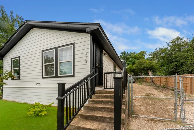$1,599 | 928 Hedges Street, San Antonio, TX 78203