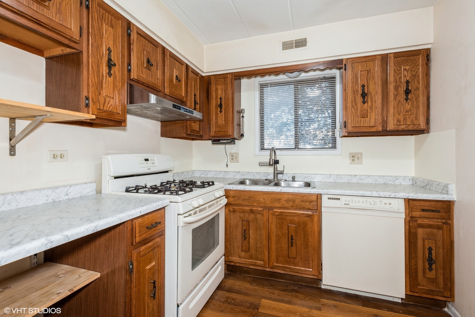 486 Timber Ridge Drive, Unit 101 Carol Stream, IL 60188 - Photo 2 of 11 Gallery Image 2