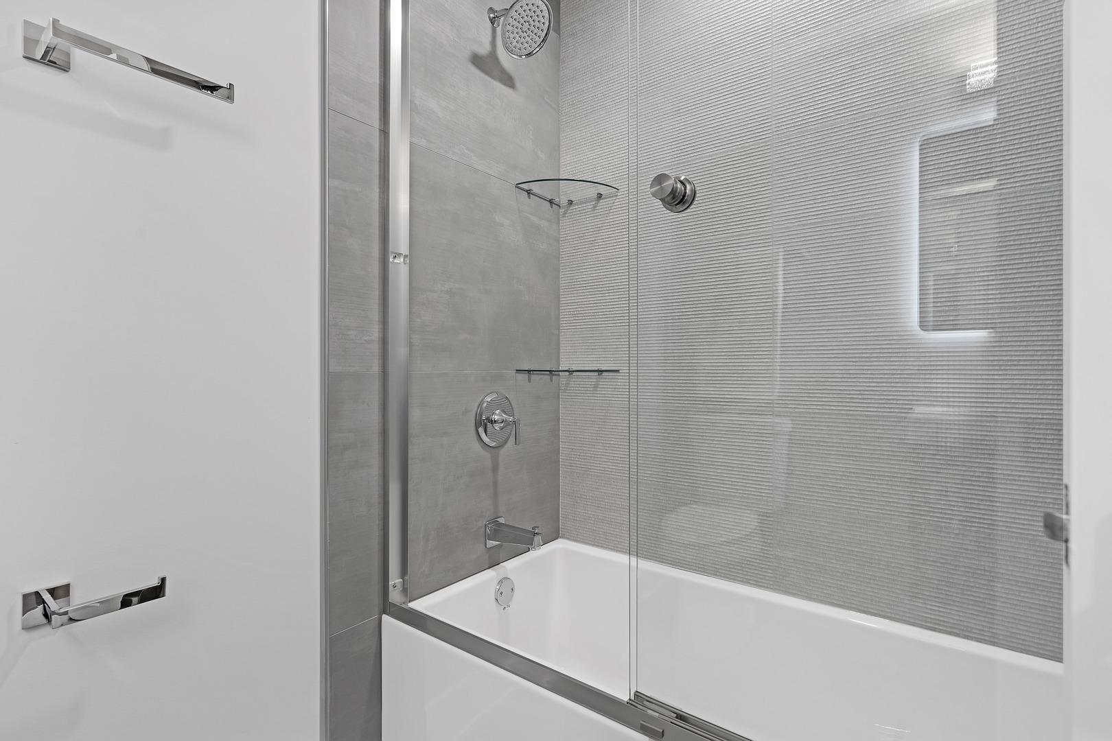 1814 Oakton Street Park Ridge, IL 60068 - Photo 19 of 30 a bathroom with a bathtub