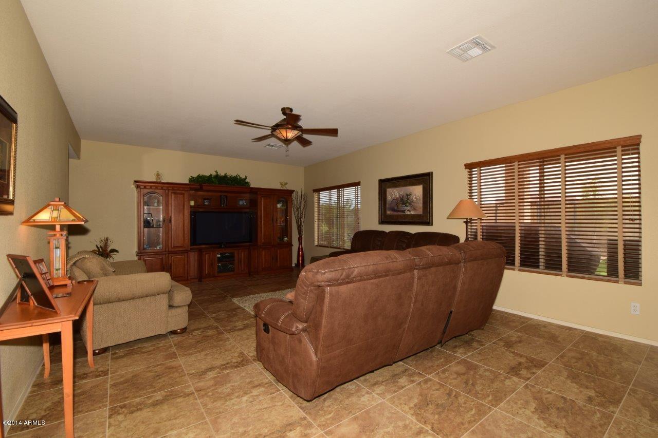 1029 South Roles Drive Gilbert, AZ 85296 - Photo 16 of 46 Family Room