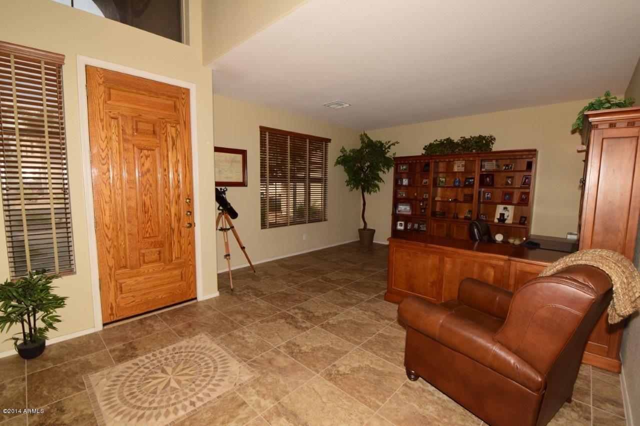 1029 South Roles Drive Gilbert, AZ 85296 - Photo 3 of 46 Living Room
