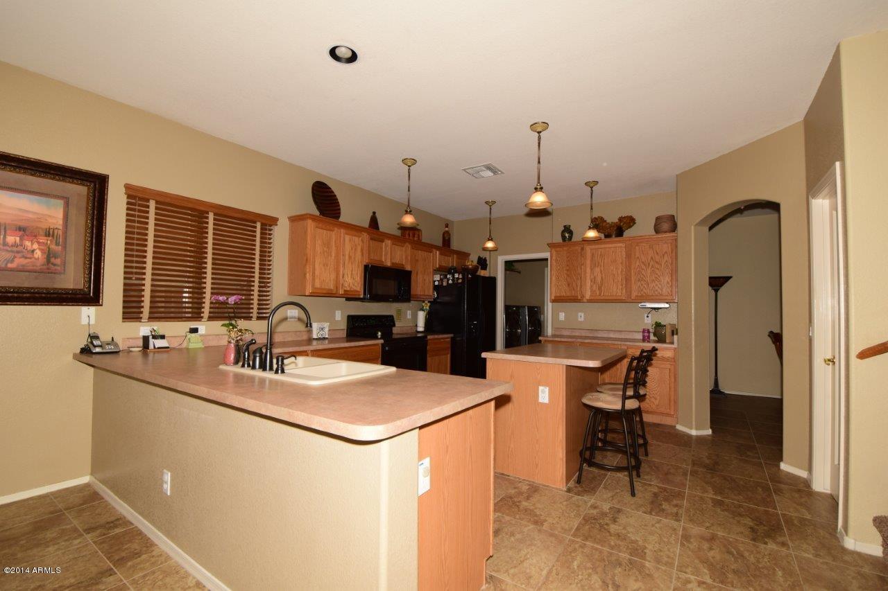 1029 South Roles Drive Gilbert, AZ 85296 - Photo 8 of 46 Kitchen