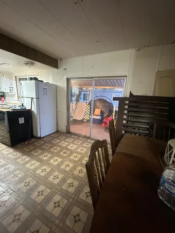 a view of livingroom with furniture