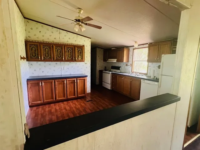 $1,375 | 421 West Cedar Street, Gordon, TX 76453