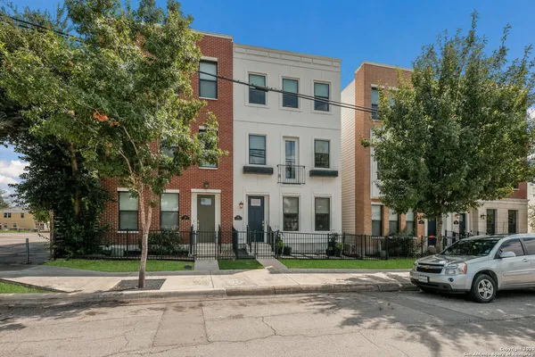 $2,600 | 426 Center Street, San Antonio, TX 78202