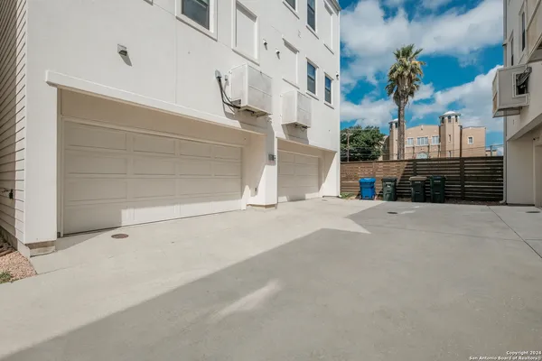 $2,600 | 426 Center Street, San Antonio, TX 78202