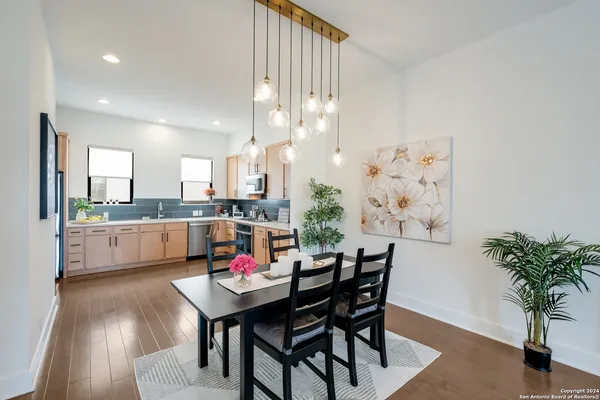 $2,600 | 426 Center Street, San Antonio, TX 78202