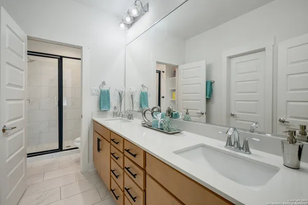 $2,600 | 426 Center Street, San Antonio, TX 78202