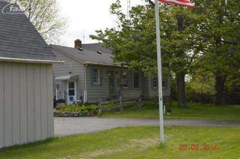 7353 Beecher Road Flint, MI 48532 - Photo 22 of 24 20402040-21.JPG