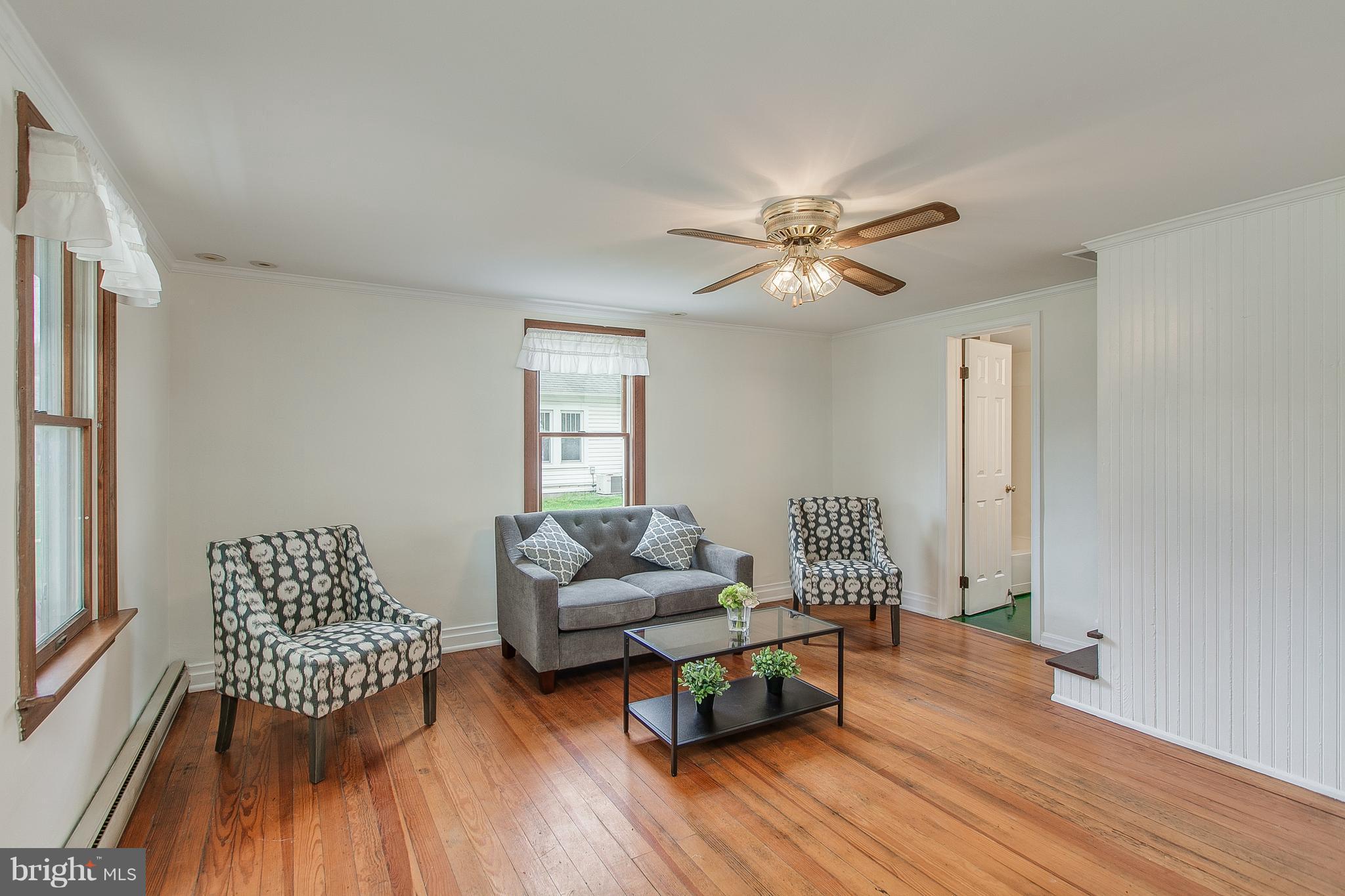27441 Clarksburg Road Damascus, MD 20872 - Photo 3 of 25 Living Room