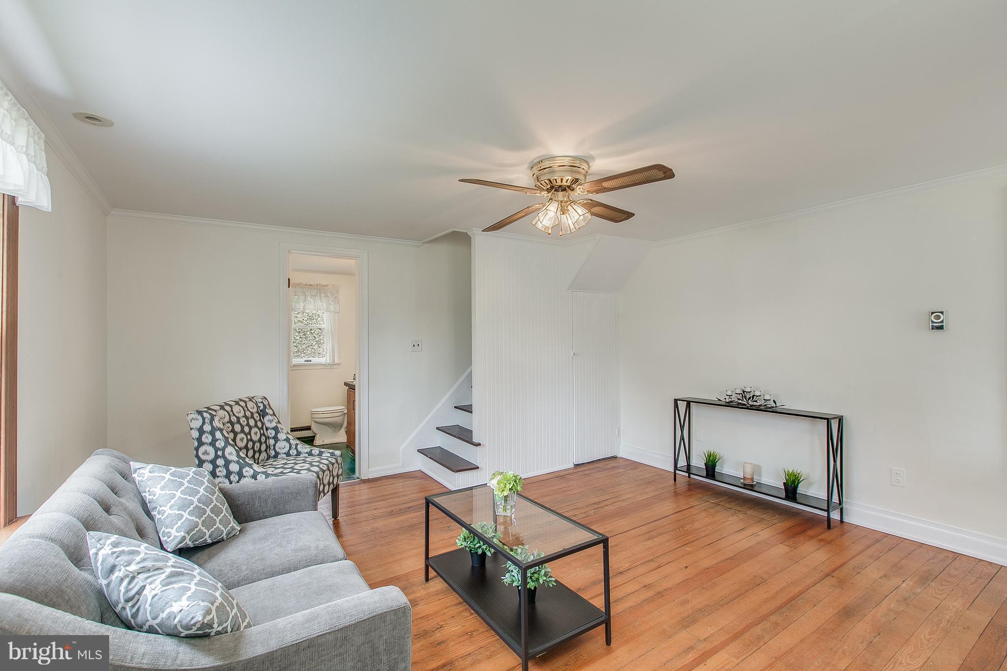 27441 Clarksburg Road Damascus, MD 20872 - Photo 4 of 25 Living Room