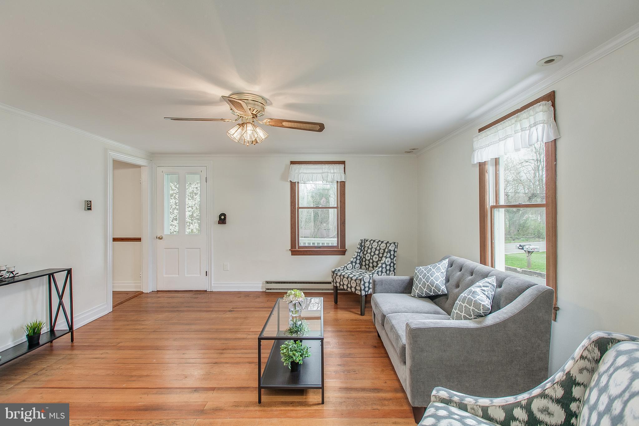 27441 Clarksburg Road Damascus, MD 20872 - Photo 5 of 25 Living Room