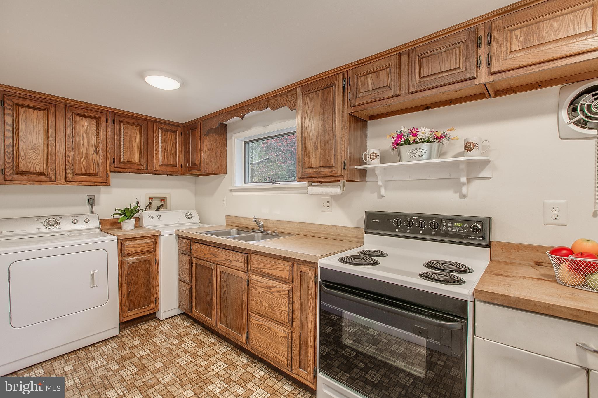 27441 Clarksburg Road Damascus, MD 20872 - Photo 10 of 25 Kitchen
