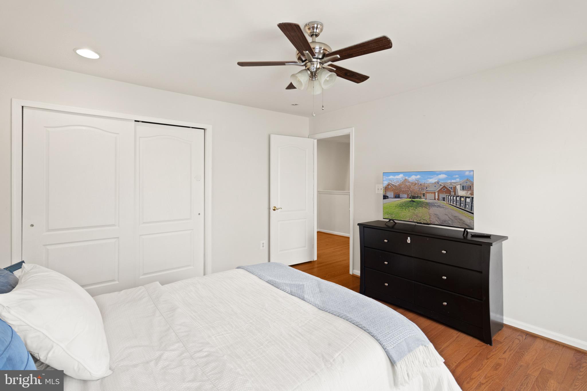 5652 Wheelwright Way Haymarket, VA 20169 - Photo 20 of 32 a bedroom with a bed and a dresser