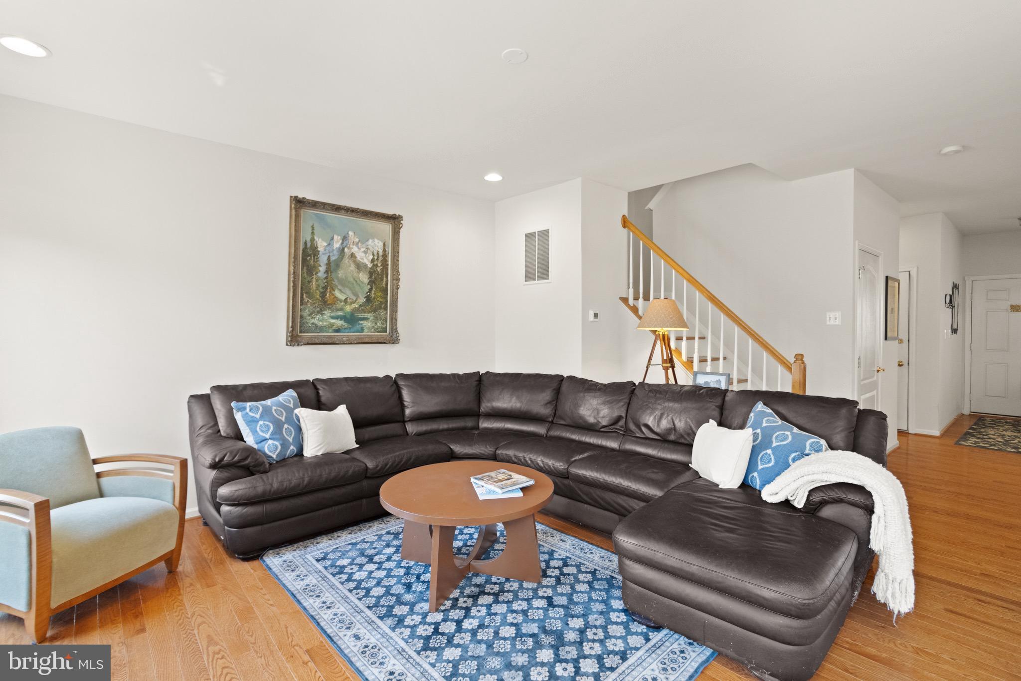 5652 Wheelwright Way Haymarket, VA 20169 - Photo 8 of 32 a living room with furniture