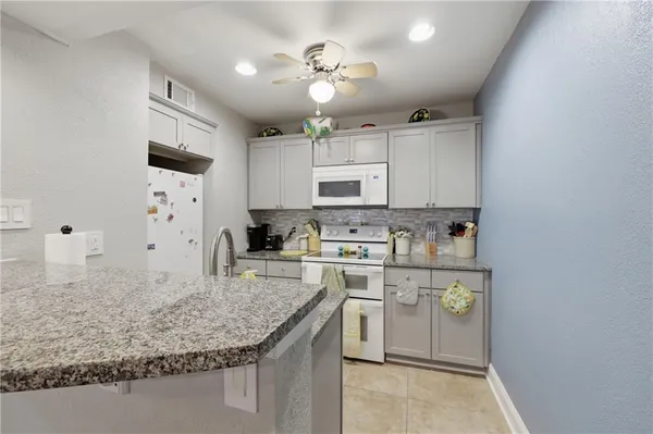 $192,500 | 4727 Jarboe Street, Unit 102, Kansas City, MO 64112