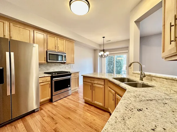 $2,600 | 3329 Bromley Lane, Unit 3329, Aurora, IL 60502