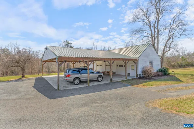 a view of a back yard of the house