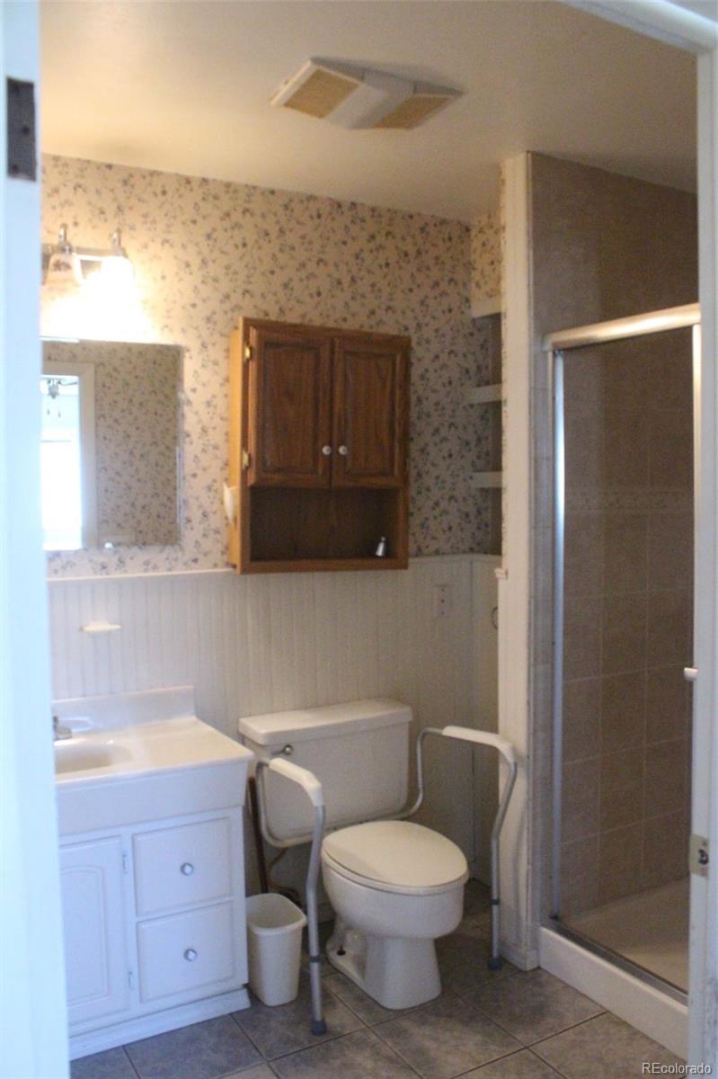 4935 Howell Street Golden, CO 80403 - Photo 28 of 34 a bathroom with a toilet a sink and bathtub